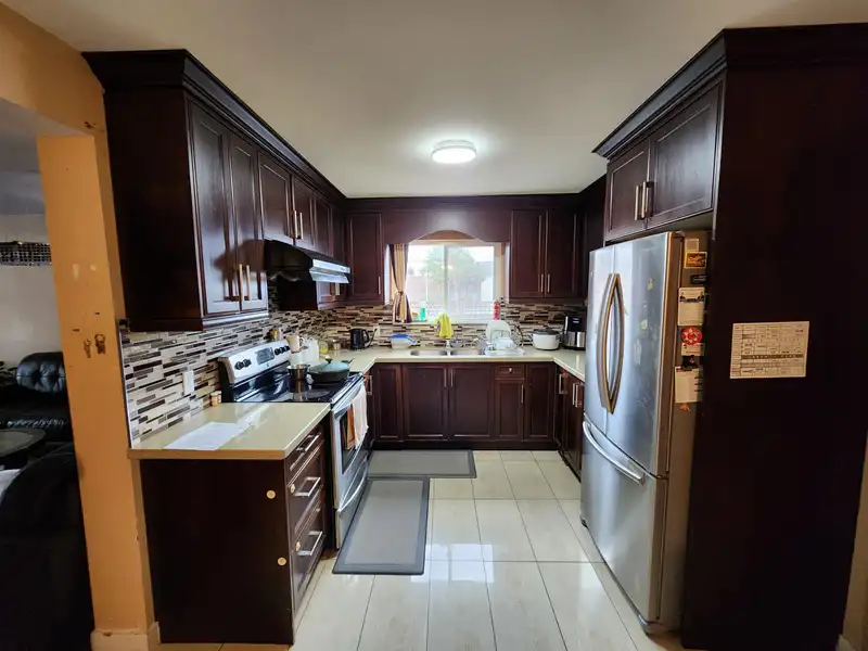 13464 69 AVENUE - photo 4 of 9