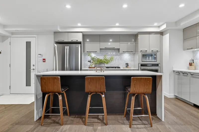 205 1160 OXFORD STREET - photo 3 of 25