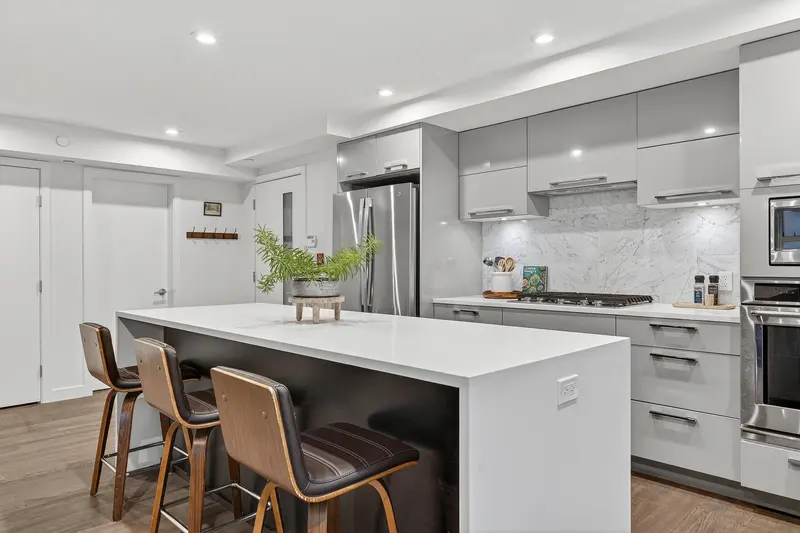 205 1160 OXFORD STREET - photo 4 of 25