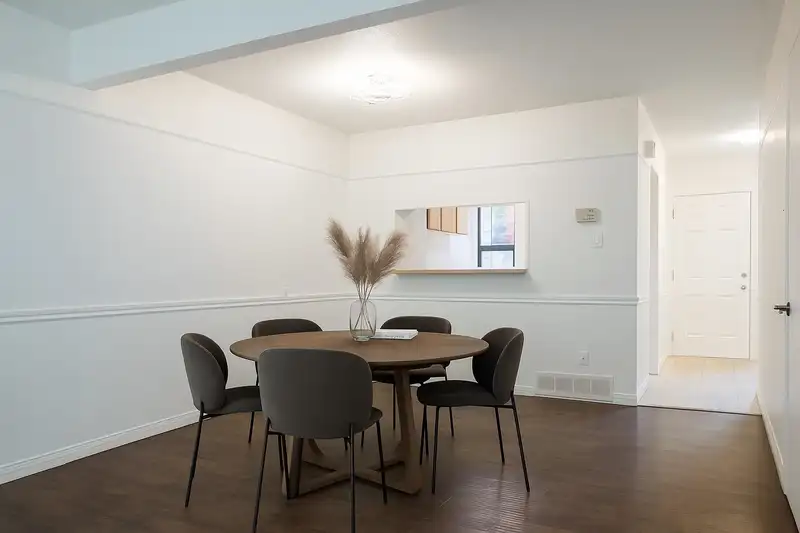19 13775 102 AVENUE - photo 2 of 40