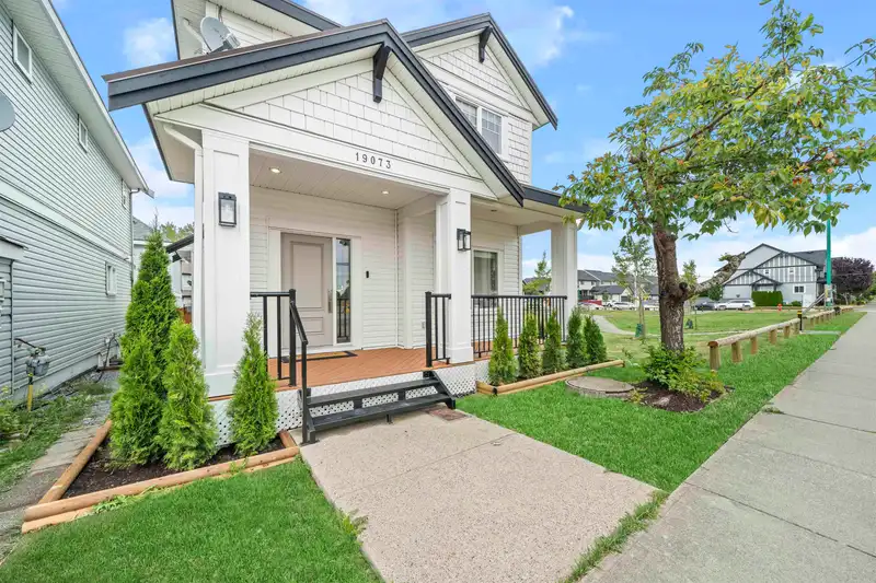 19073 72 AVENUE - photo 2 of 35
