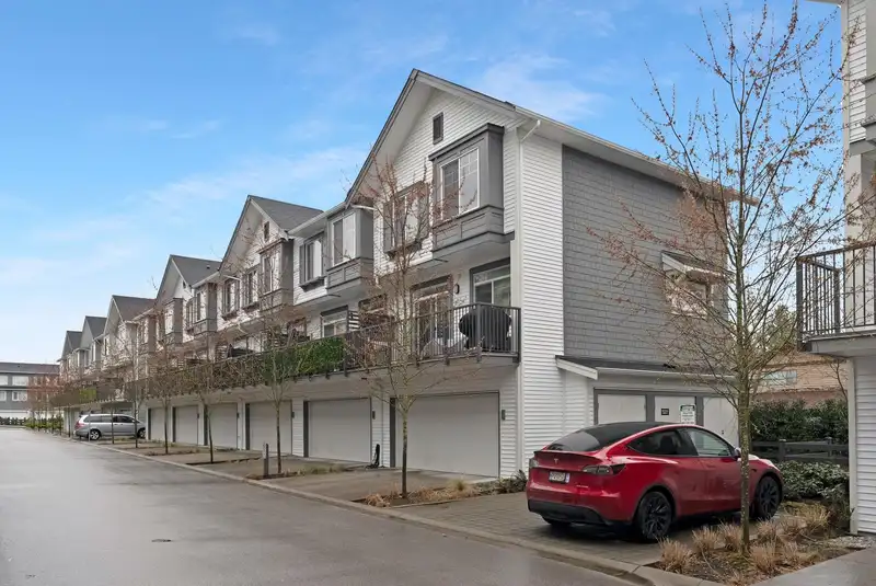 18 15489 99A AVENUE - photo 3 of 32