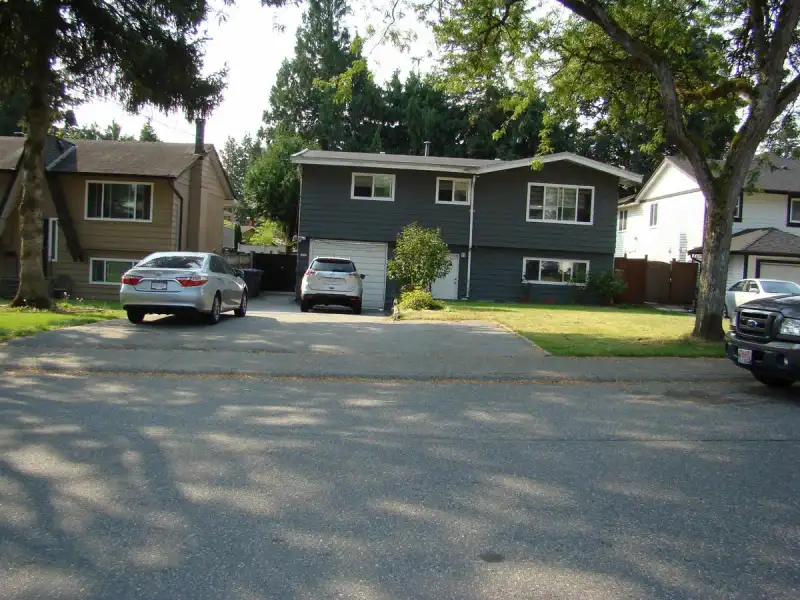 14182 75 AVENUE - photo 1 of 40