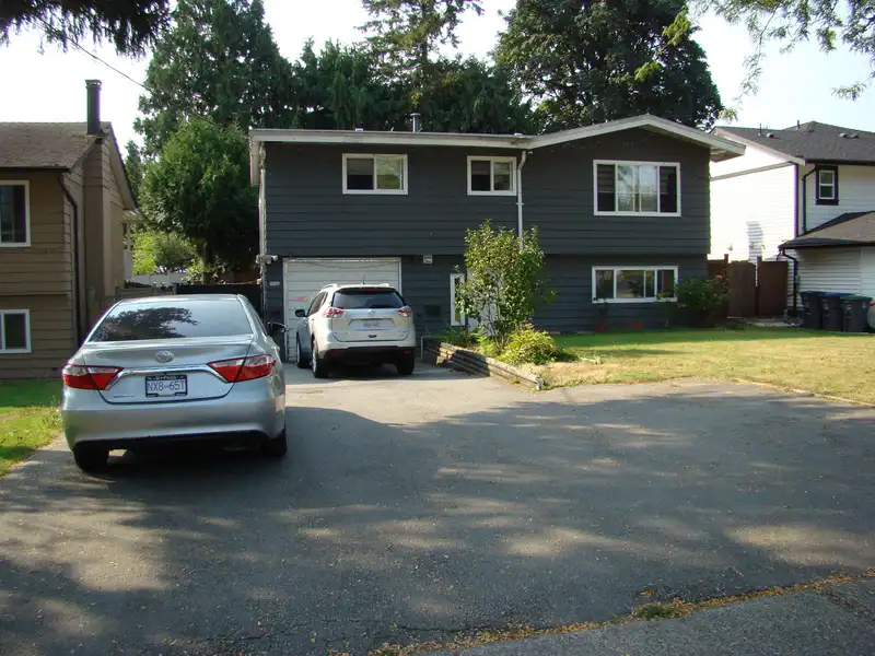 14182 75 AVENUE - photo 2 of 40