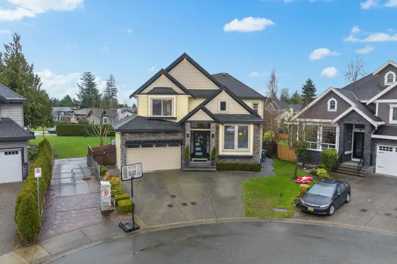 6028 170A STREET - photo 2 of 40