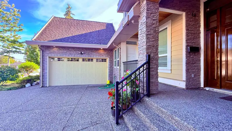 9361 124 STREET - photo 4 of 40