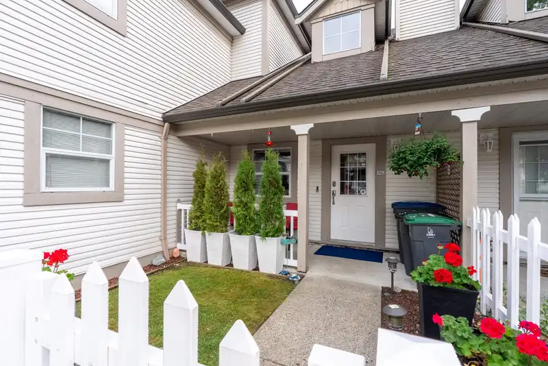 13 16318 82 AVENUE - photo 2 of 40