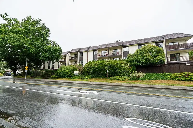 309 13775 74 AVENUE - photo 2 of 33