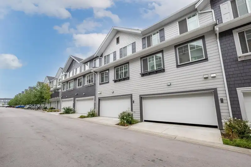 40 15489 99A AVENUE - photo 2 of 17