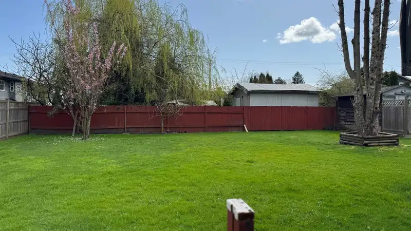 17512 61B AVENUE - photo 3 of 4