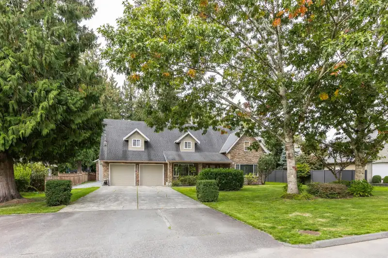 10085 161 STREET - photo 1 of 40