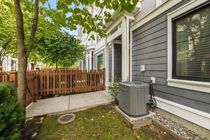 23 19133 73 AVENUE - photo 4 of 35