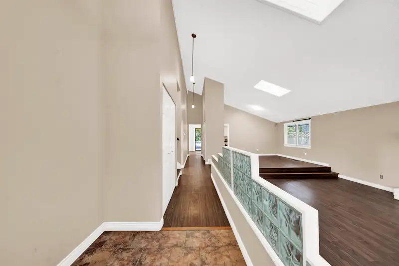 11513 ROYAL CRESCENT - photo 4 of 37