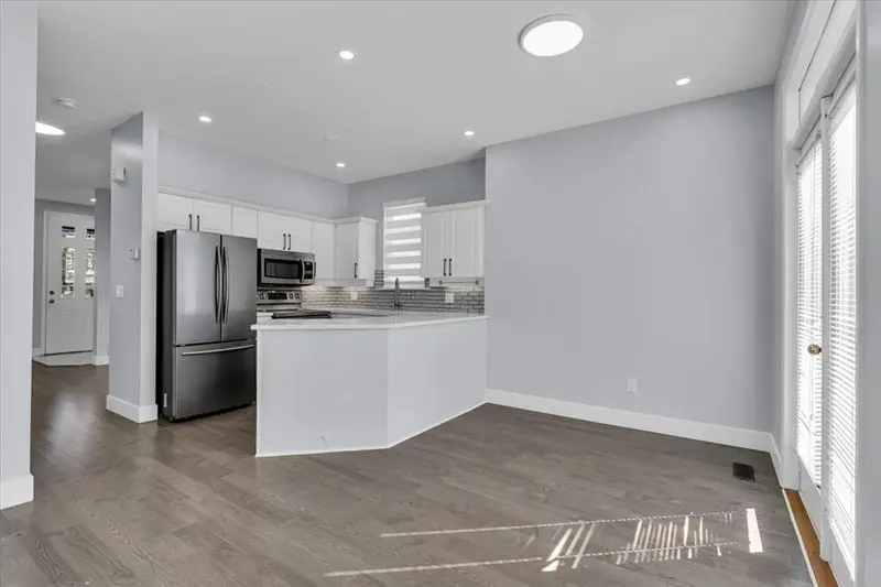 14852 58 AVENUE - photo 3 of 25