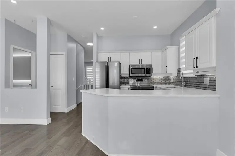 14852 58 AVENUE - photo 4 of 25