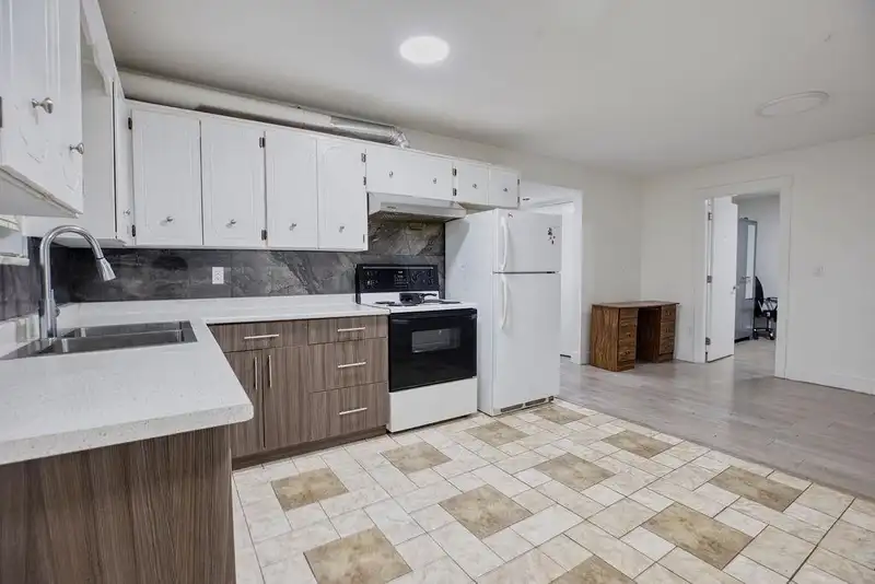 15286 84A AVENUE - photo 4 of 37
