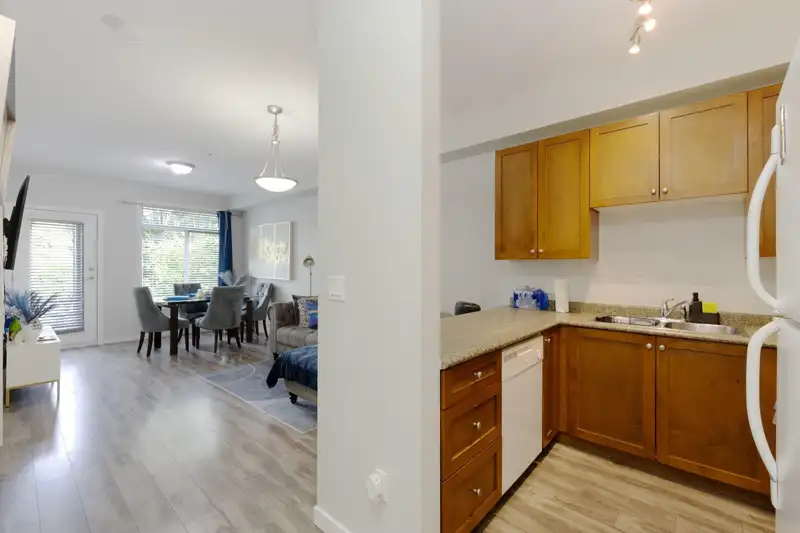 202 13277 108 AVENUE - photo 2 of 16