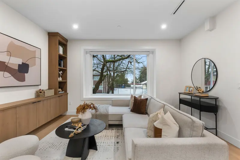 2 435 E 47TH AVENUE - photo 3 of 20