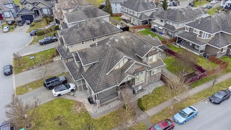 15071 76A AVENUE - photo 2 of 39