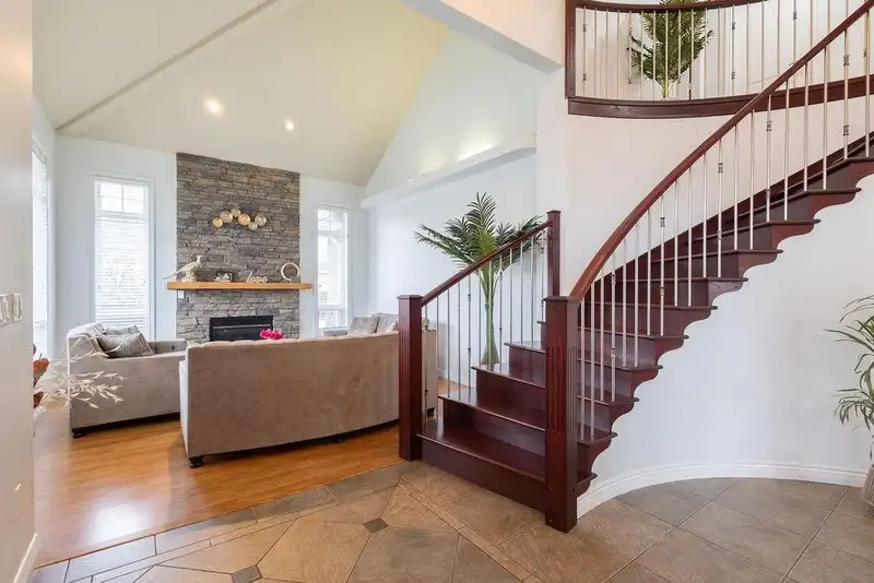 15071 76A AVENUE - photo 4 of 39
