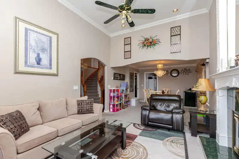 13015 74 AVENUE - photo 4 of 30