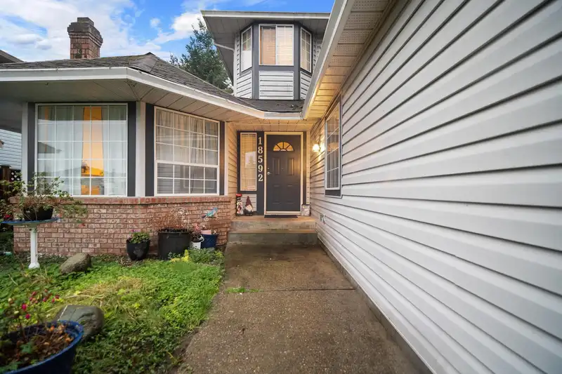 18592 62 AVENUE - photo 3 of 25
