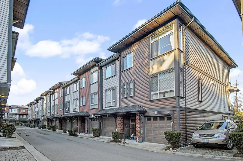 37 16127 87 AVENUE - photo 1 of 25