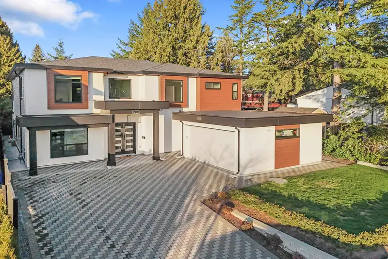 15037 87B AVENUE - photo 2 of 39