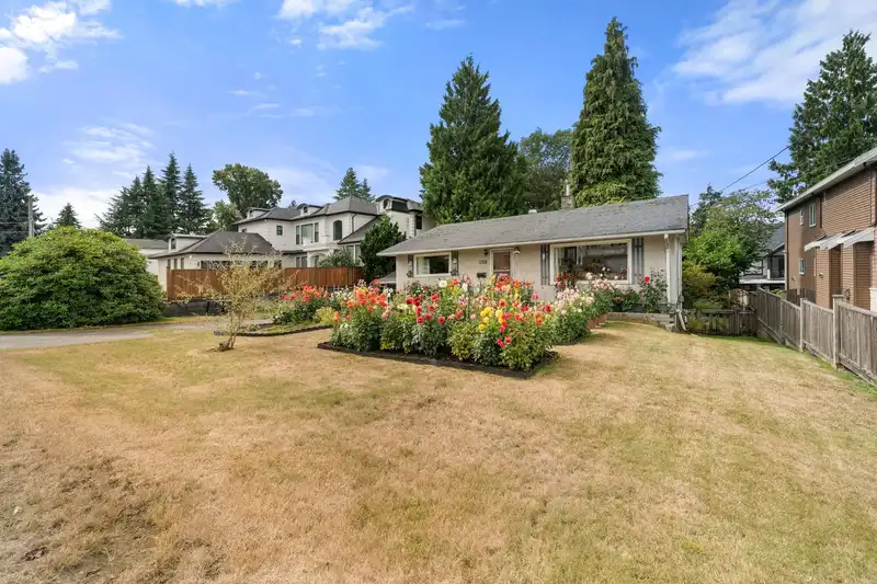 9841 121 STREET - photo 4 of 25