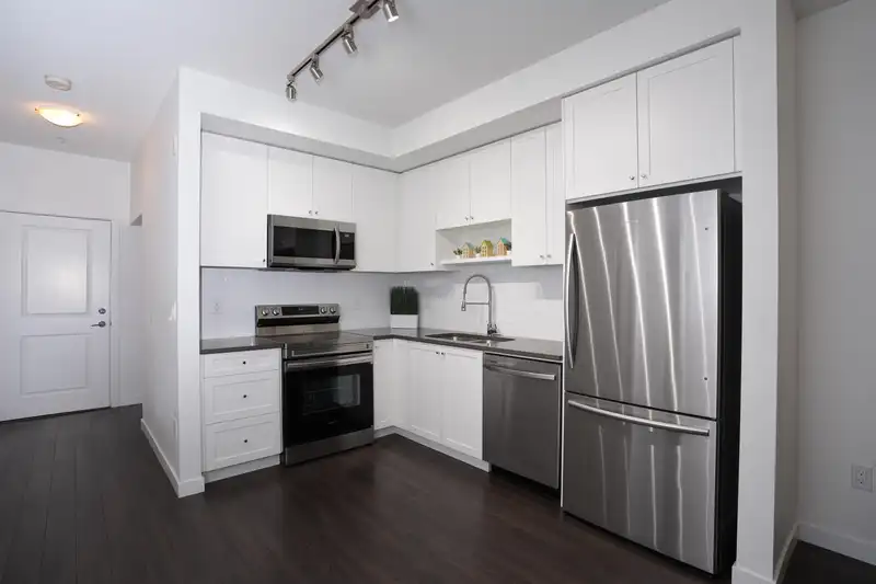 410 15835 85 AVENUE - photo 4 of 19