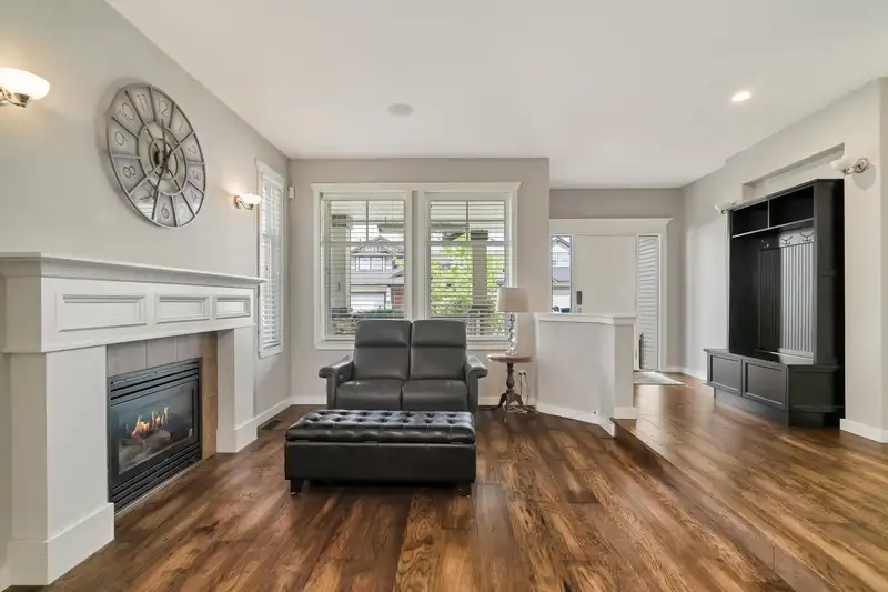 18864 69A AVENUE - photo 4 of 31