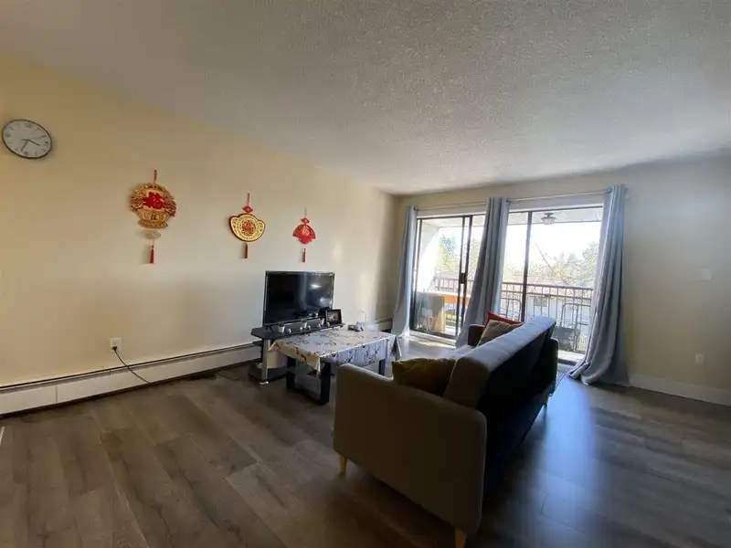 312 13977 74 AVENUE - photo 2 of 11