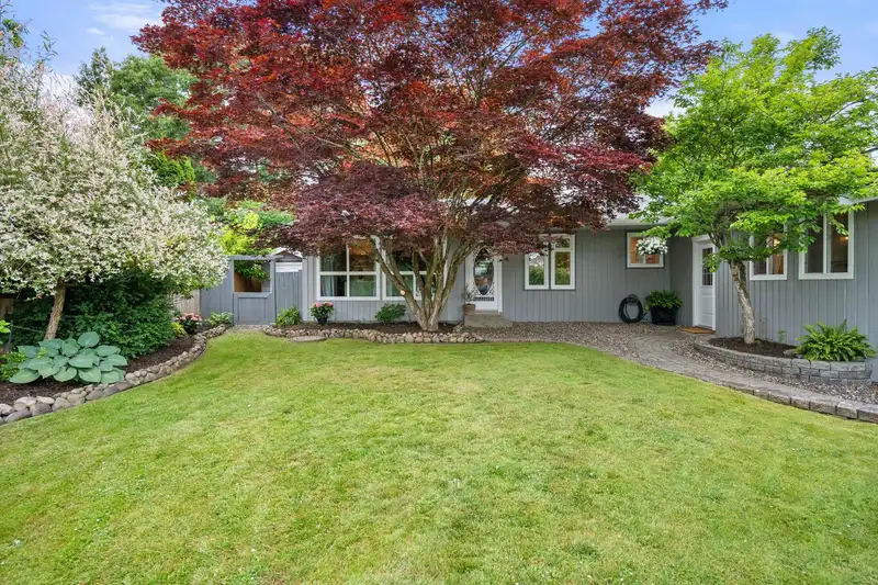 17459 61B AVENUE - photo 2 of 40