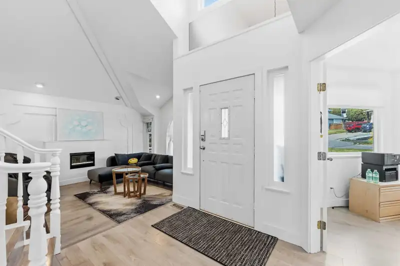 16176 78B AVENUE - photo 3 of 39