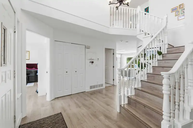 16176 78B AVENUE - photo 4 of 39