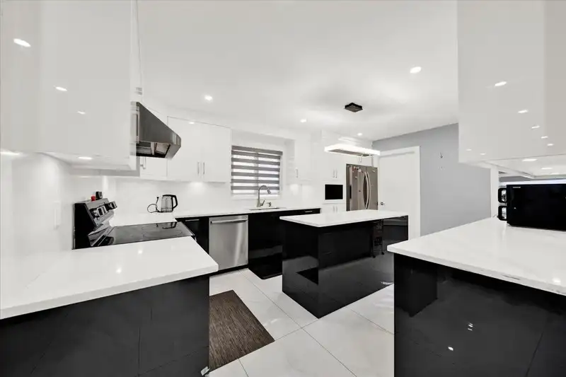 7068 129A STREET - photo 3 of 32