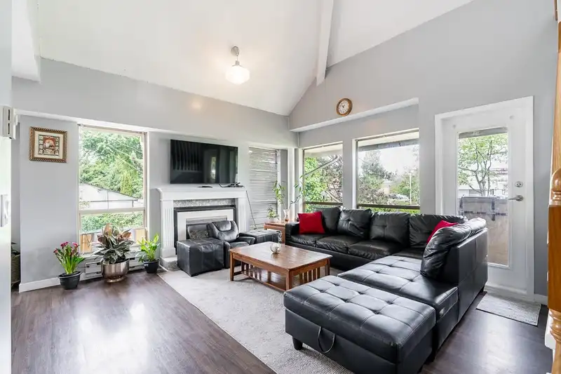 21 12172 72 AVENUE - photo 1 of 34