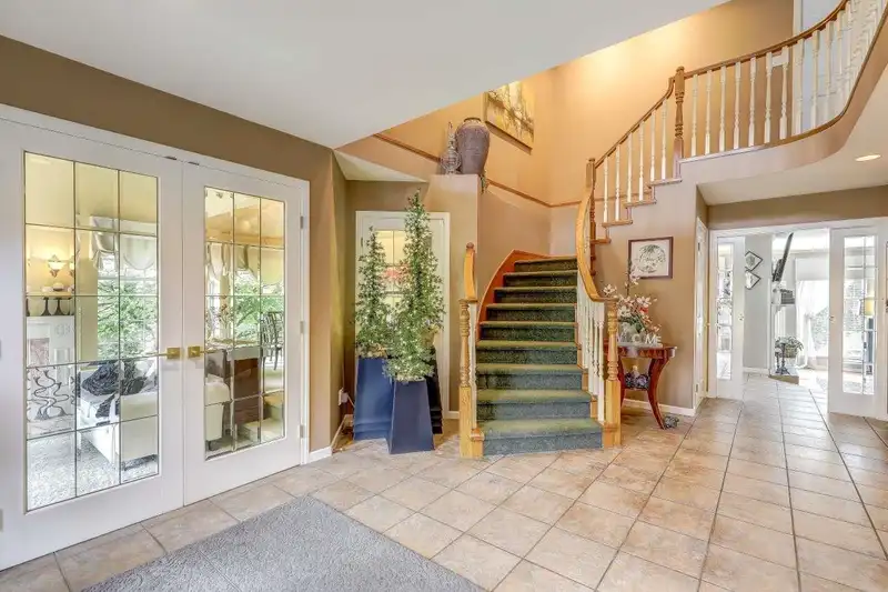 16382 77 AVENUE - photo 3 of 40
