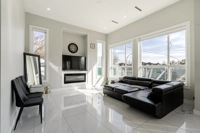 9185 139 STREET - photo 2 of 25