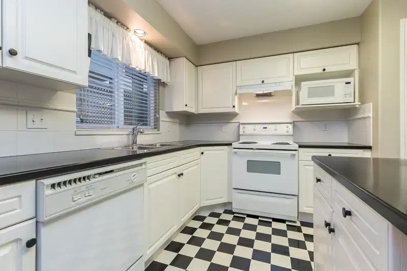 278 13888 70 AVENUE - photo 3 of 38