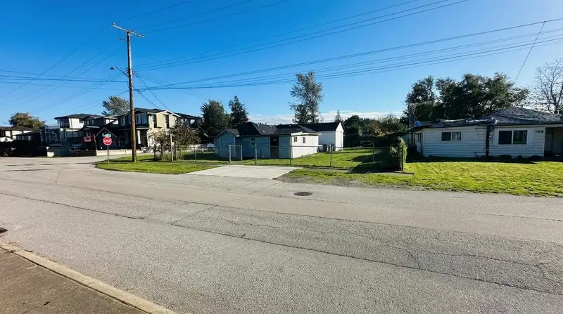 12666 114 AVENUE - photo 2 of 33