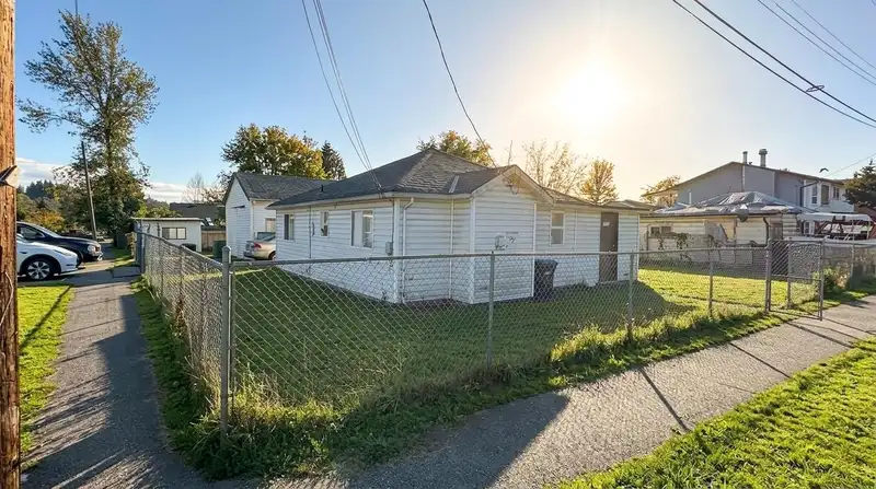 12666 114 AVENUE - photo 3 of 33