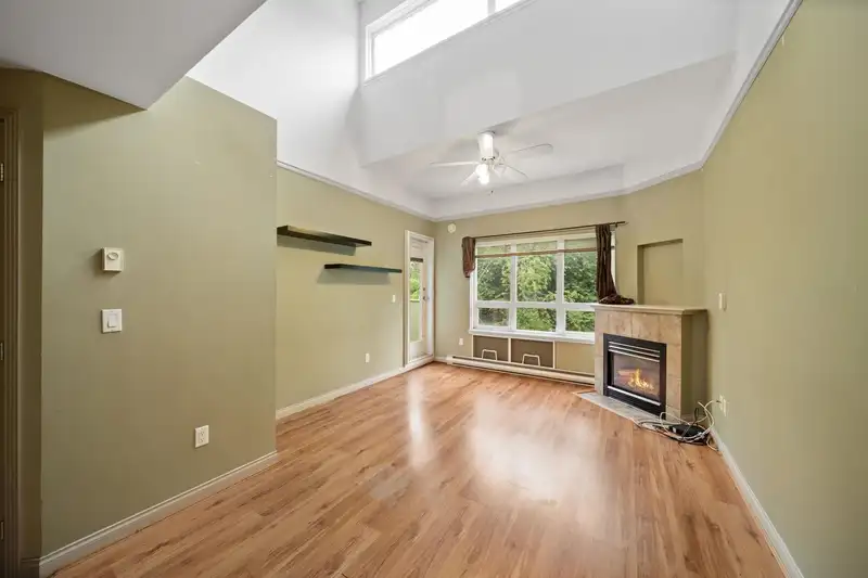 410 14377 103 AVENUE - photo 2 of 36