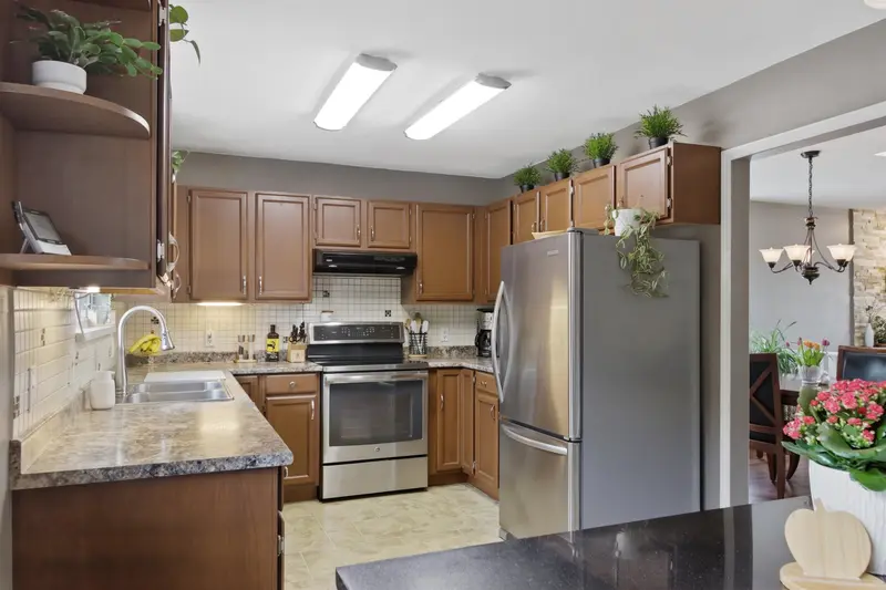 20492 WALNUT CRESCENT - photo 2 of 25