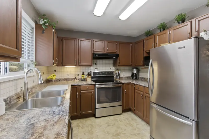 20492 WALNUT CRESCENT - photo 3 of 25