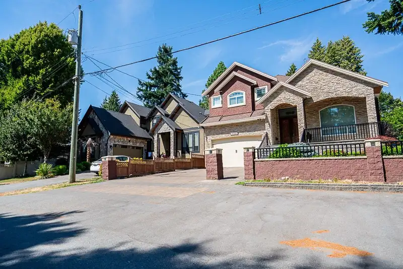 14267 69 AVENUE - photo 3 of 38