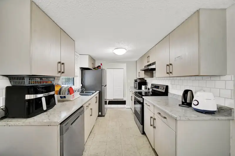104 13275 70B AVENUE - photo 4 of 23