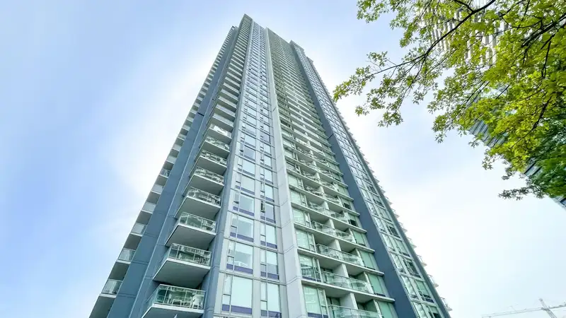 612 13696 100 AVENUE - photo 1 of 17