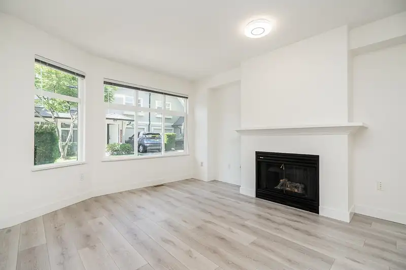 38 15968 82 AVENUE - photo 4 of 30
