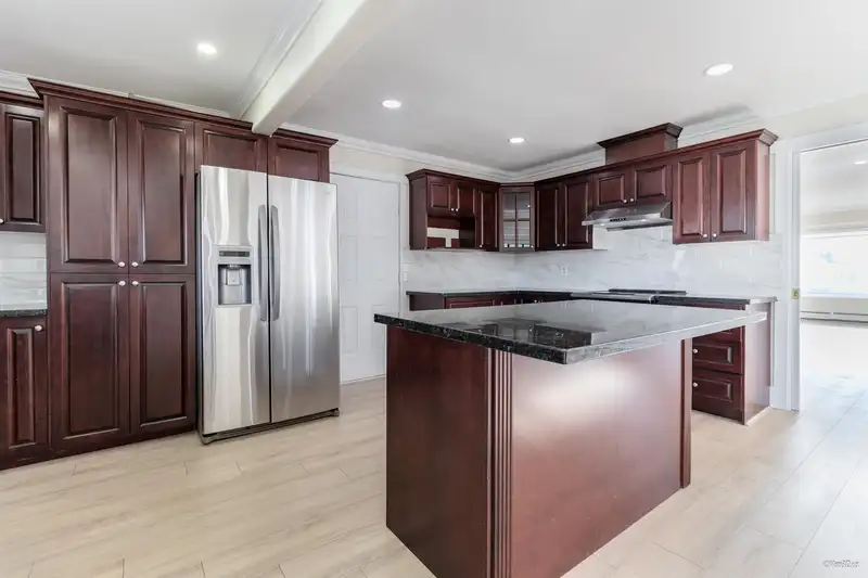 7584 123 STREET - photo 4 of 12